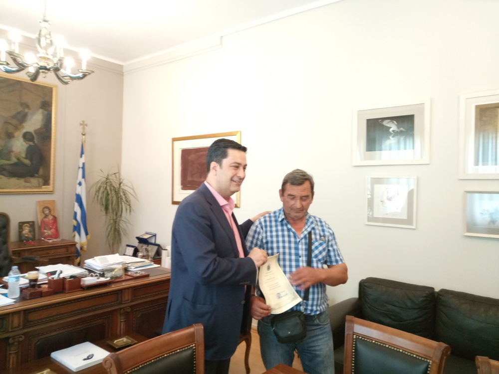 Απονομή τιμητικού επαίνου από τον Γ.Παπαναστασίου σε δημοτικό υπάλληλο