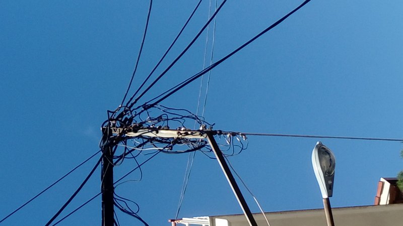 Πήρε φωτιά καλώδιο της ΔΕΔΗΕ και οι σπινθήρες έπεφταν στους περαστικούς