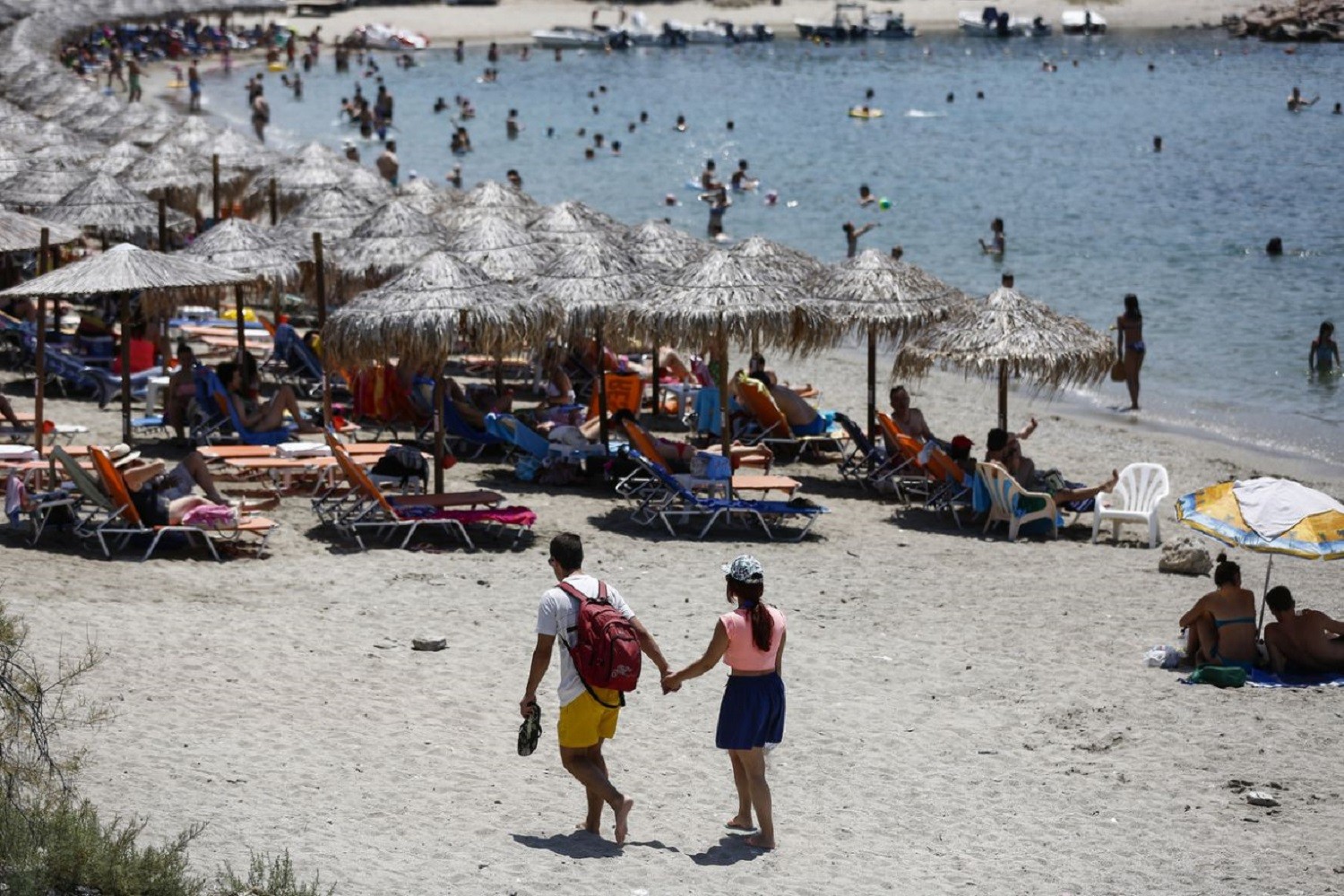 Στα 5 μέτρα από το κύμα υποχρεωτικά οι ξαπλώστρες – Δεν υπάρχουν «ιδιωτικές» παραλίες