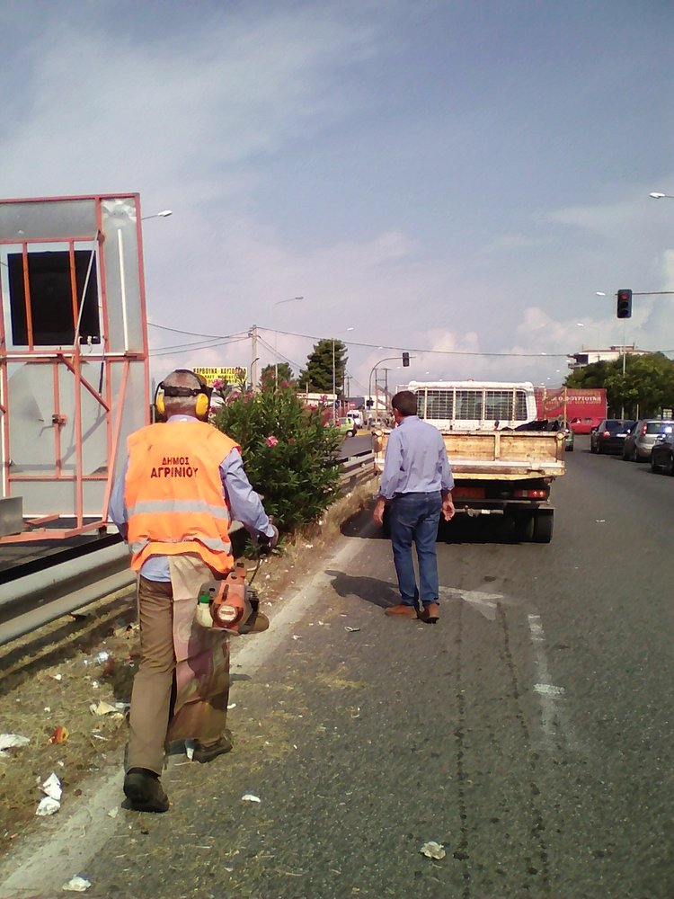 Αγρίνιο: καθαρίζουν τα συνεργεία του δήμου τα χόρτα στην Ε.Ο.