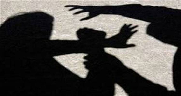 Πολιτικός παράγοντας Ξηρομέρου ξυλοφόρτωσε τραγουδίστρια