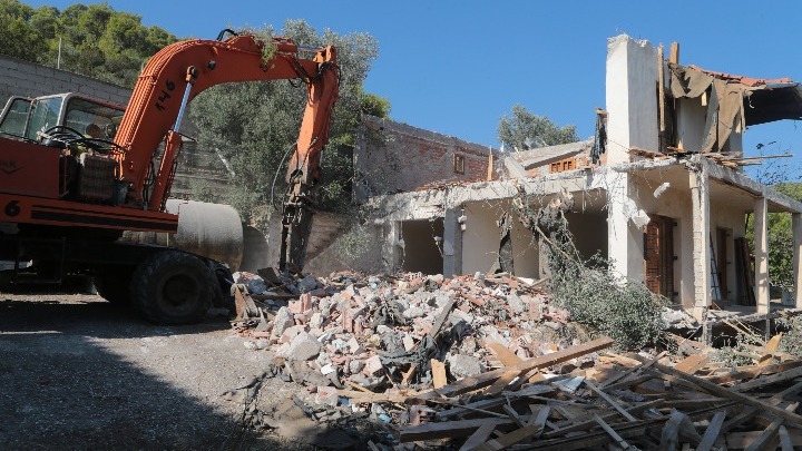 Κατεδαφίζονται δεκάδες αυθαίρετα σε Αιτωλοακαρνανία, Κορινθία, Κεφαλονιά και Αχαΐα