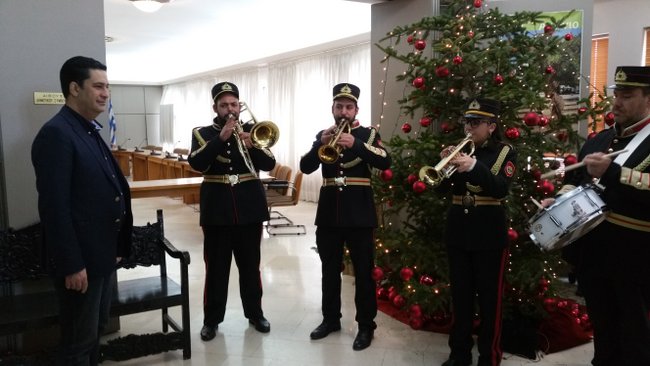 Έψαλλαν τα κάλαντα στο δήμαρχο Αγρινίου