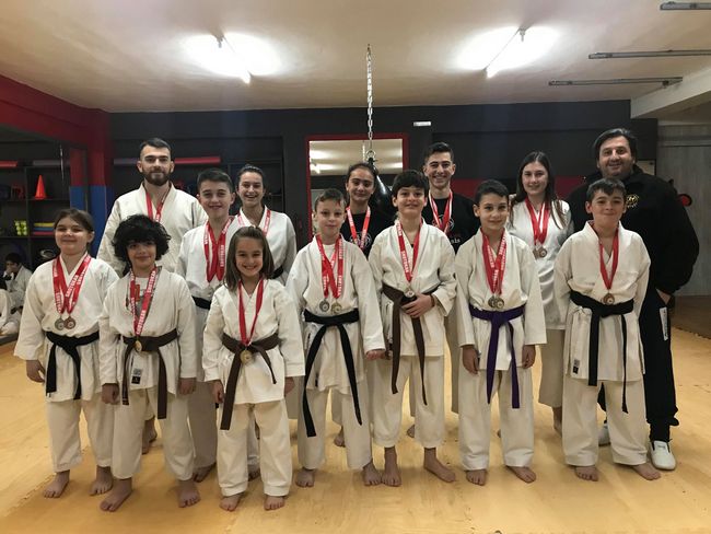 24 χρυσά, ασημένια και αργυρά μετάλλια για την σχολή SHOTOKAN KARATE ΔΕΡΒΙΣΗΣ