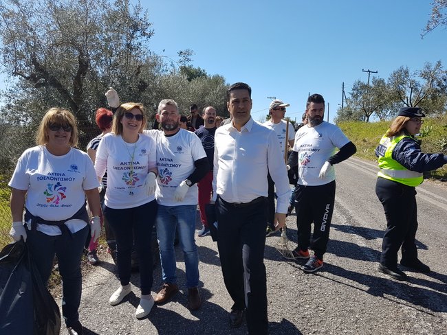 Δήμαρχος και εθελοντές καθάρισαν την Εθνική Οδό ως την γέφυρα της Αβόρανης