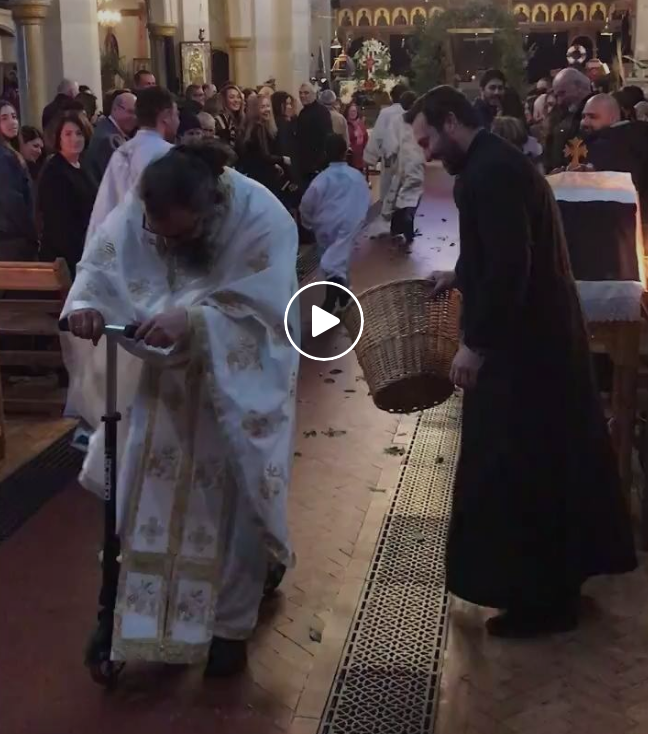 Με…πατίνι μετέφερε το μήνυμα της πρώτης Ανάστασης