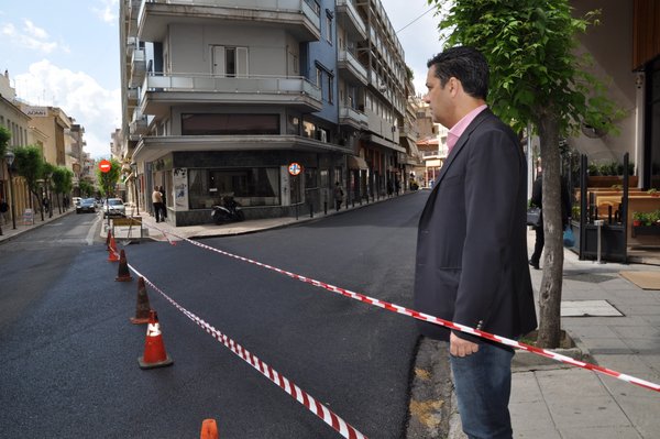 Στις εργασίες ασφαλτόστρωσης ο Γ. Παπαναστασίου
