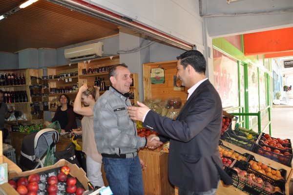 Συνομίλησε με πολίτες και εμπόρους ο Γ. Παπαναστασίου λίγο πριν την κεντρική ομιλία