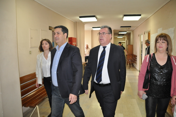 Επίσκεψη Παπαναστασίου σε δημόσιες υπηρεσίες