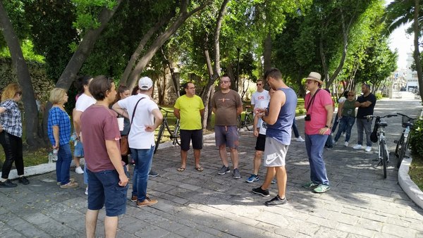 Βιωματική δραστηριότητα σπουδαστών στον Κήπο των Ηρώων