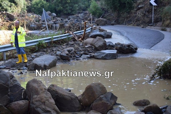 Εικόνες καταστροφής στη Μακύνεια Ναυπακτίας – Αποκολλήθηκαν ολόκληροι βράχοι