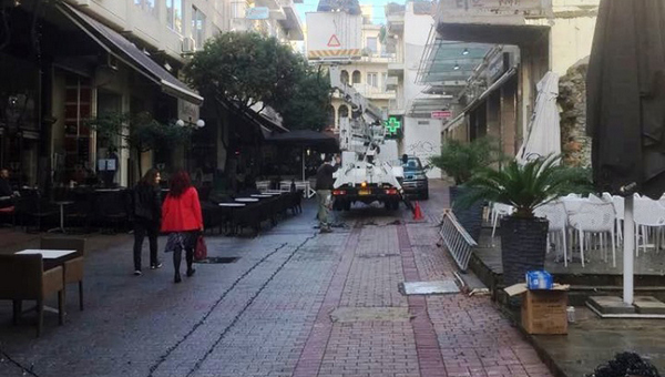 700 μέτρα λαμπιόνια για το στολισμό του κέντρου (ΦΩΤΟ) 700 μέτρα λαμπιόνια για το στολισμό του κέντρου (ΦΩΤΟ)