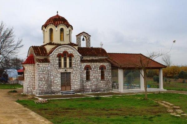 Πανηγυρίζει  το εξωκκλήσι Μιχαήλ και Γαβριήλ,  του Αγίου Δημητρίου και το κτήμα Ταξιαρχών στο Ψηλογέφυρο