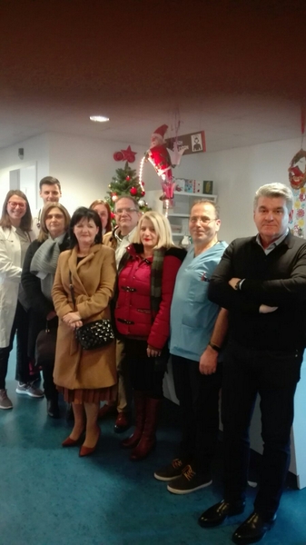 Ευχές και δώρα από την Αντιπεριφερειάρχη Π.Ε. Αιτωλοακαρνανίας, Μαρία Σαλμά, στους μικρούς ασθενείς της Παιδιατρικής Κλινικής του Γ.Ν. Αγρινίου