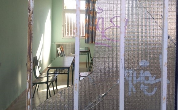 Μετέτρεψαν το προαύλιο του 4ου Γυμνασίου Αγρινίου σε υπαίθριο μπαρ