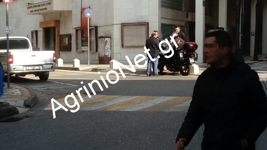 Ουρές και συνωστισμός  στην τράπεζα και ο τροχονόμος … κουβέντιαζε…