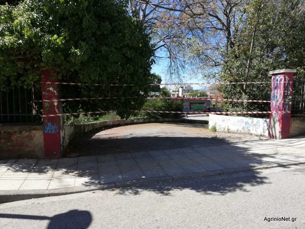 Ο δήμος Αγρινίου έκλεισε τις εισόδους του Δημοτικού Πάρκου Αγρινίου