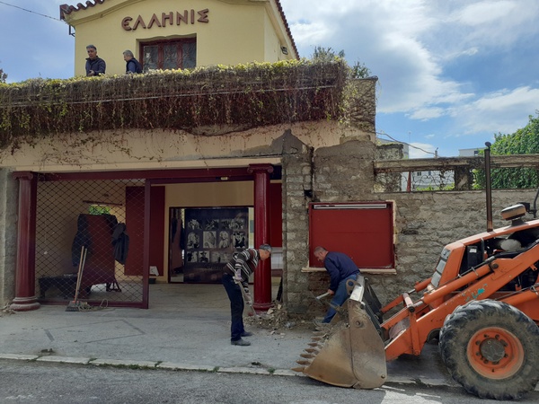 Σε πλήρη  εξέλιξη  είναι οι εργασίες ανακαίνισης στον θερινό κινηματογράφο ΕΛΛΗΝΙΣ.
