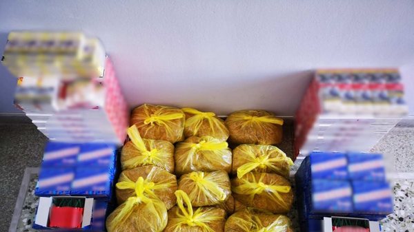 Πωλούσε σε μαγαζί 14 κιλά καπνού και 2.000 κροτίδες!