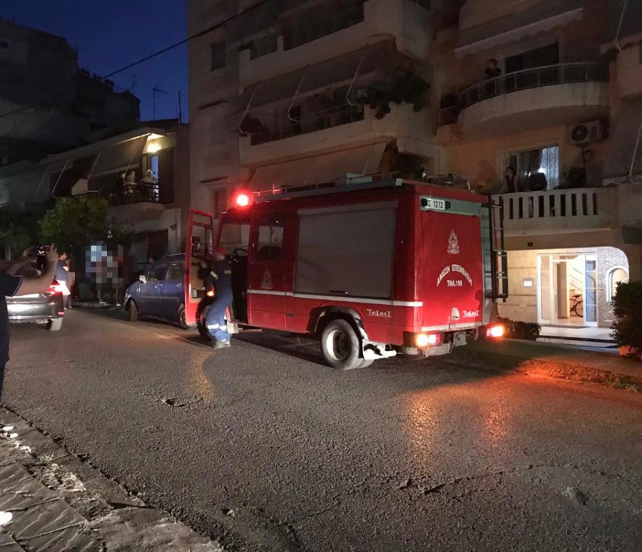 Φωτιά σε πολυκατοικία στην οδό Φιλελλήνων (ΦΩΤΟ)