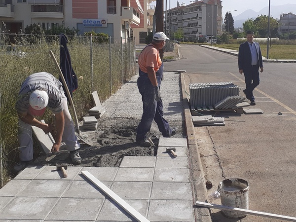 Σε εξέλιξη βρίσκονται εργασίες επιδιόρθωσης και αποκατάστασης πεζοδρομίων της πόλης από τον Δήμο Αγρινίου.