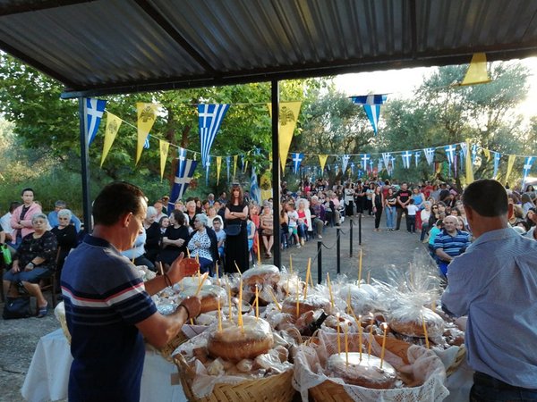 Με λαμπρότητα και πλήθος κόσμου η Γραμματικού Αγρινίου εόρτασε την Αγία Τριάδα