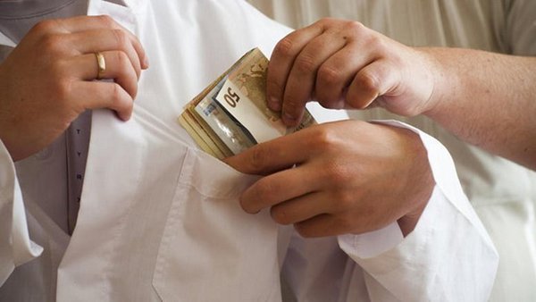 Σε απάτη πολλών εκατομμυρίων εμπλέκεται ο ψευτογιατρός που κατηγορείται για 3 θανάτους
