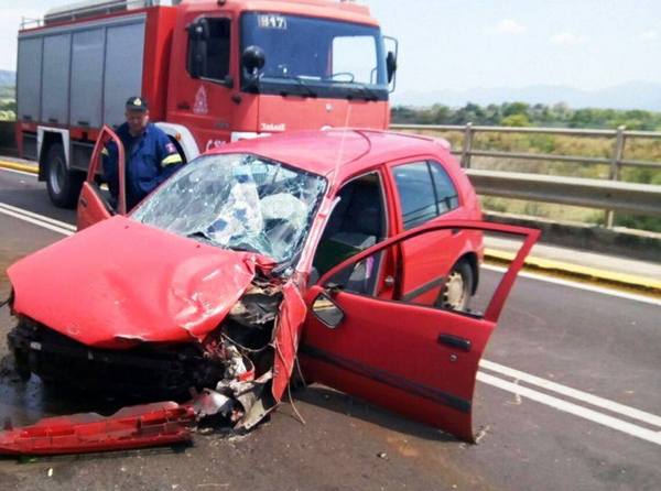 Σοβαρό τροχαίο στη γέφυρα του Αχελώου – Ένα άτομο στο Νοσοκομείο  (ΔΕΙΤΕ ΦΩΤΟ)