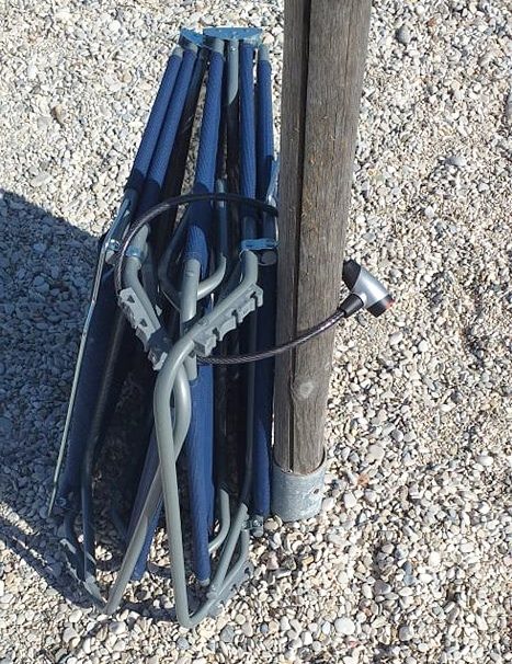 Και κλειδωμένες ομπρέλες στην παραλία του λιμανιού του Μύτικα! (ΦΩΤΟ)