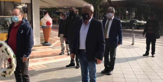 Μέλη του ΣΥΡΙΖΑ κατέθεσαν στεφάνι για το Πολυτεχνείο