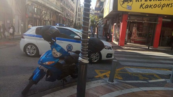 Στο νοσοκομείο γυναίκα που παρασύρθηκε από ταξί στο κέντρο του Αγρινίου (φωτο)