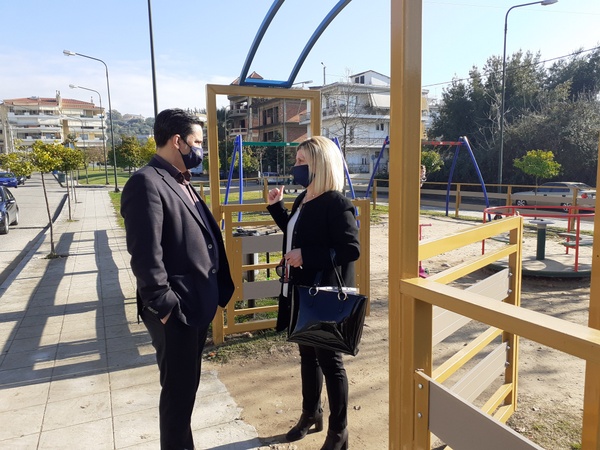 Εργασίες στην παιδική χαρά στην πλατεία Άρη Βελουχιώτη