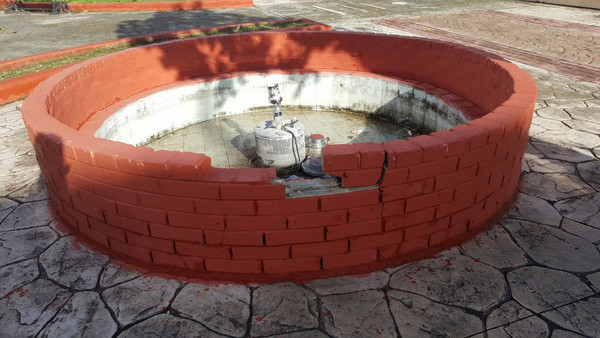 Καλύβια: Φθορές στο συντριβάνι της πλατείας (ΦΩΤΟ)