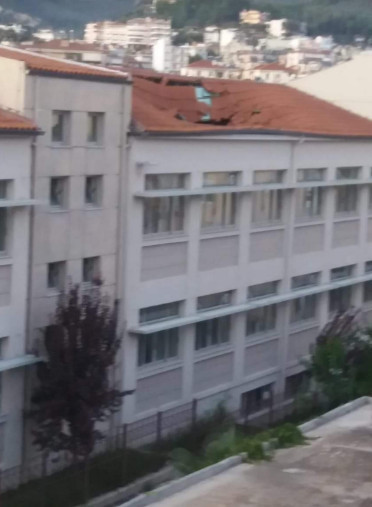 Τμήμα της στέγης στο 2ο δημοτικό σχολείο Αγρινίου υποχώρησε από τη νεροποντή