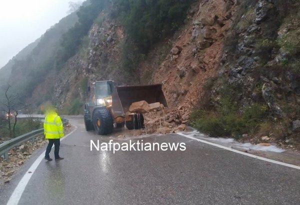 Ναυπακτία:Σοβαρά προβλήματα από την έντονη βροχόπτωση-Αποκομμένη η δ.ε.Πλατάνου-Υποχώρησε τμήμα του επαρχιακού δικτύου (Vid)