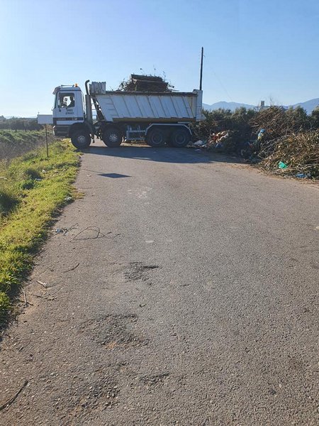 Συνεργείο του δήμου Αγρινίου καθάρισε αυτοσχέδιο σκουπιδότοπο στο Καινούργιο