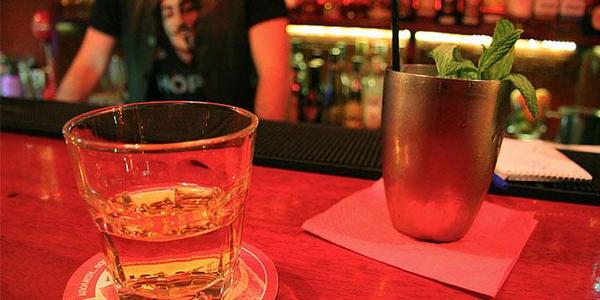 Aγρίνιο: Σέρβιρε 19 πελάτες – 5.000€ η “καμπάνα”