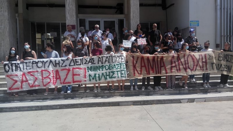 Αγρίνιο: Συγκέντρωση αλληλεγγύης στο Δικαστικό Μέγαρο – “Ο πατερούλης δεν σας αγαπούσε, σας βίαζε” (video – εικόνες)