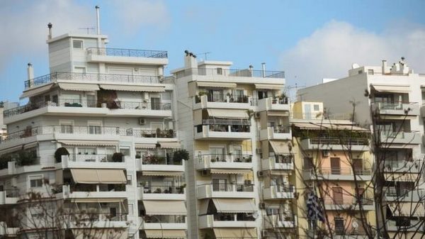 Αγρίνιο: Δεκατετράχρονος έπεσε από τον 4ο όροφο και έχασε τη ζωή του