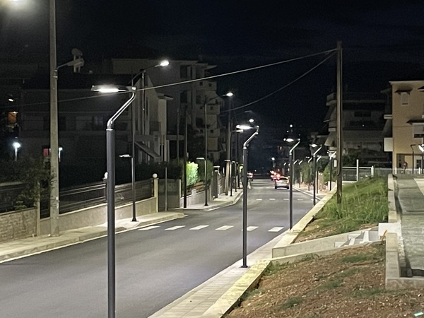 Φώτα led στην περιοχή της Αγίας Βαρβάρας. Ολοκληρώνεται η ανάπλαση