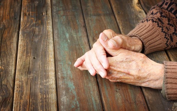 Προσποιήθηκαν τους υπαλλήλους της ΔΕΗ και αφαίρεσαν από ηλικιωμένη χρήματα και κοσμήματα