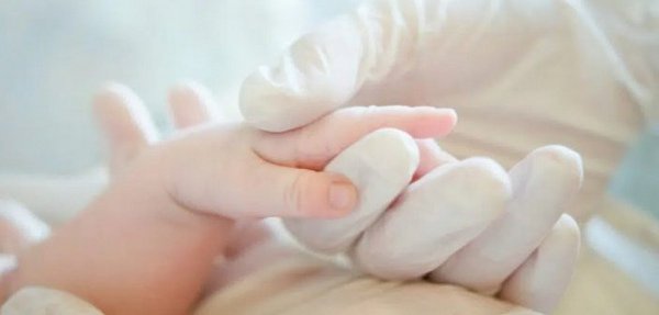 Πάτρα: Η συγκινητική στιγμή πριν τη διασωλήνωση του βρέφους με κορονοϊό – Νοσηλεύεται και έγκυος