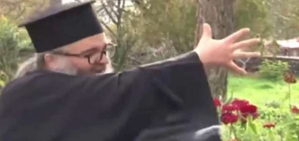 Viral βίντεο με τον παπα-Νικόλα να δίνει ρέστα και… μία μούτζα κατά των αντιεμβολιαστών