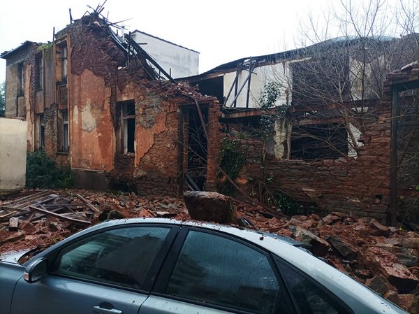 Αγρίνιο – Καπναποθήκες Ηλιού: Νέα κατάρρευση του κτιρίου – Ευτυχώς, καταπλακώθηκε μόνο αυτοκίνητο (εικόνες)