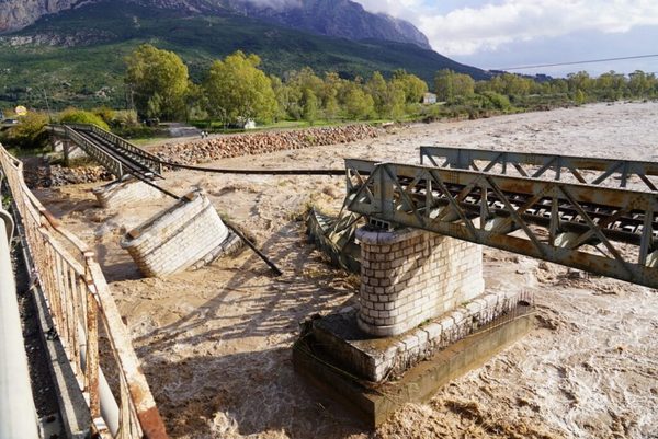 Χωρίς νερό το Μεσολόγγι, «αποκλεισμένα» χωριά από την πτώση της γέφυρας στον Εύηνο