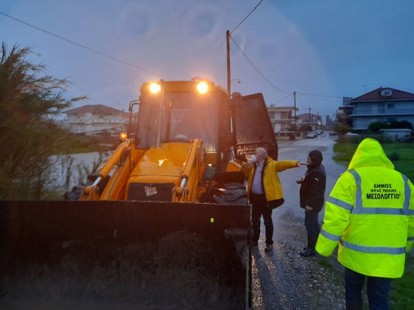 Μεσολόγγι: εκκενώνονται οι περιοχές : Βαλτούλια- Κολοβέικα και Ταμπακαριά Ανατολικό τμήμα προς περιοχή Αλμυράκι.
