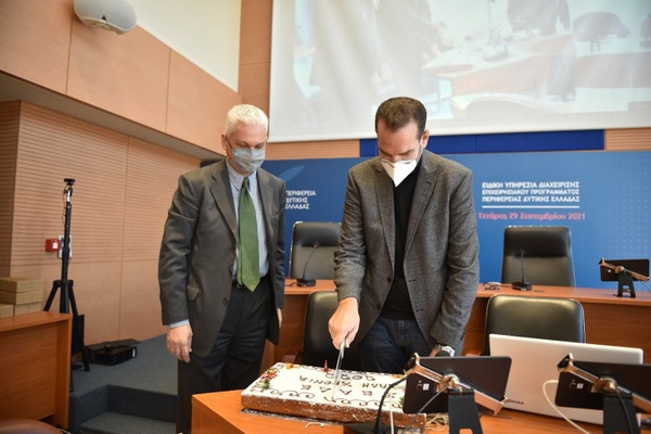 ΣΕΑΔΕ: Με αναμνηστική πλακέτα στους επιχειρηματίες που στήριξαν τους πυρόπληκτους έκοψε την πρωτοχρονιάτικη πίτα