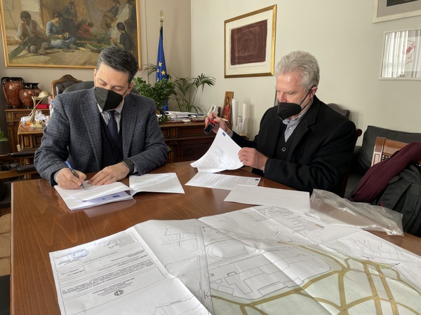 Έπεσαν οι υπογραφές για την «Ανάπλαση του Παπαστράτειου Πάρκου Αγρινίου»