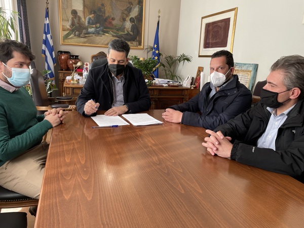 Έπεσαν οι υπογραφές για τον αγωγό στη Μακρυνεία