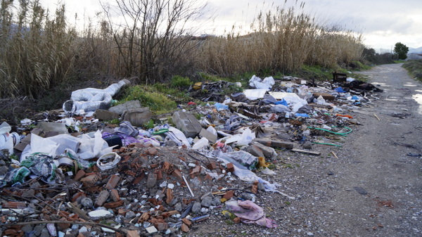 Σε χωματερή έχει μετατραπεί επαρχιακός δρόμος στις εργατικές Σταδίου στο Αγρίνιο